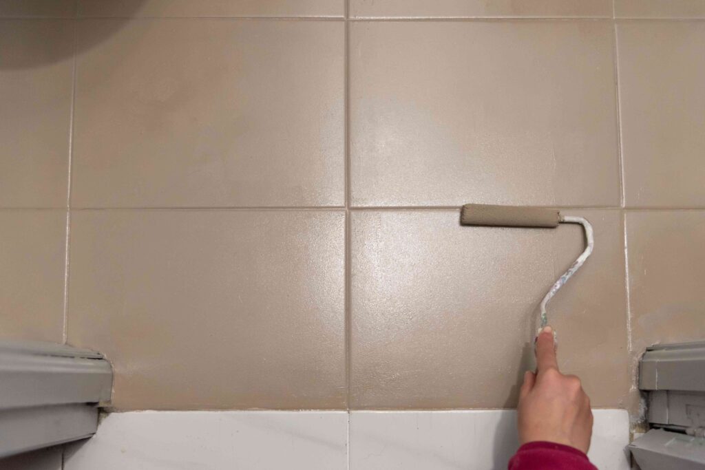 Cómo pintar de manera correcta azulejos con pintura para azulejos de baño