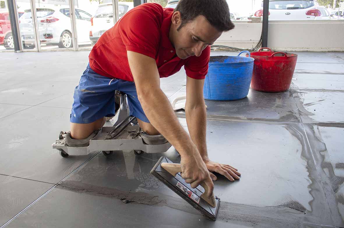 Kniebeschermers voor tegelzetters met aandacht voor ergonomie